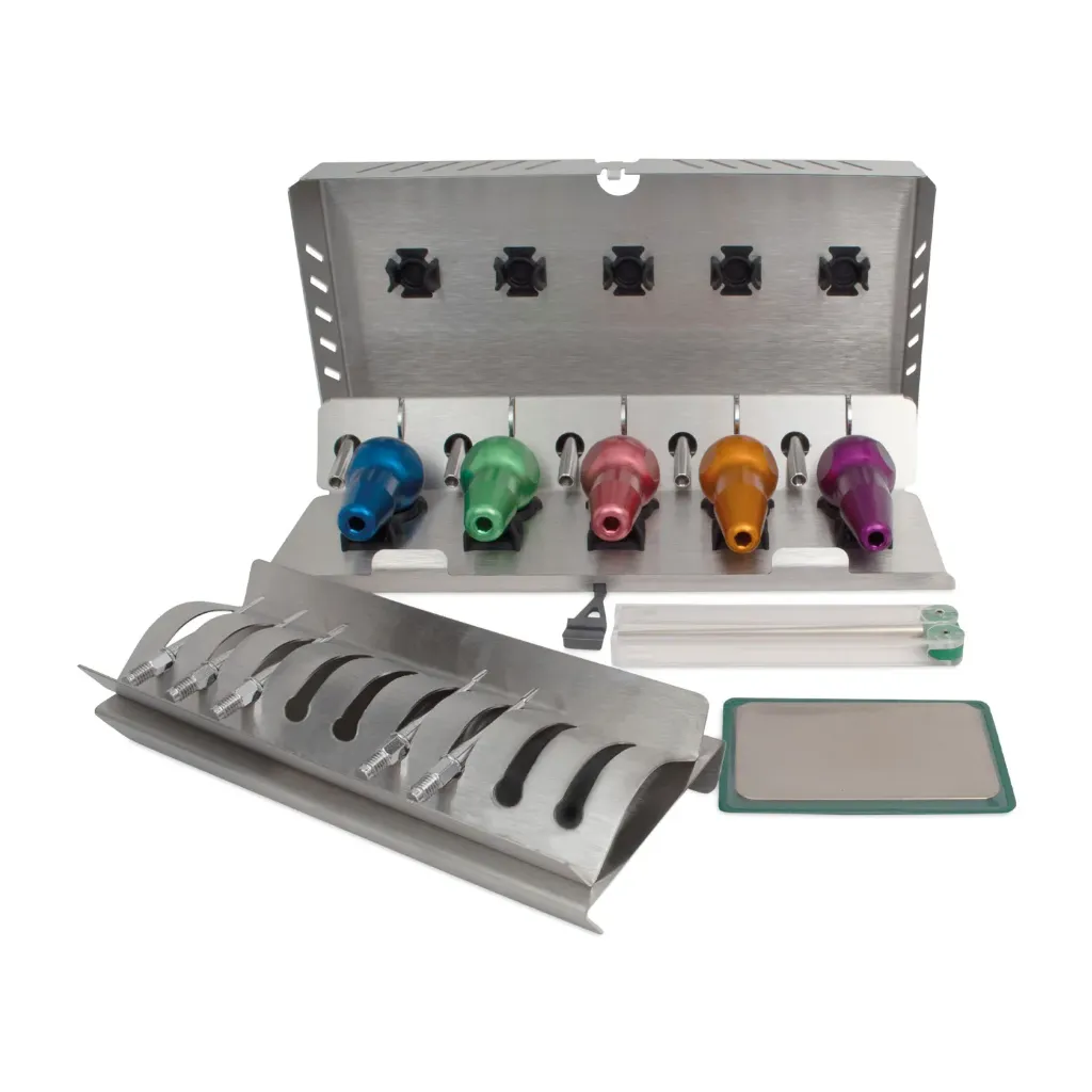DENTANOMIC Feline Set – Mixed Gold, bestaande uit 3 standaardhandgrepen (groen, blauw en roze) + 2 lange handgrepen (paars, oranje) + elevatorbladen van 2 en 3 mm + luxatorbladen van 1,5, 2 en 3 mm + opbergrek + slijpset + sterilisatiebak